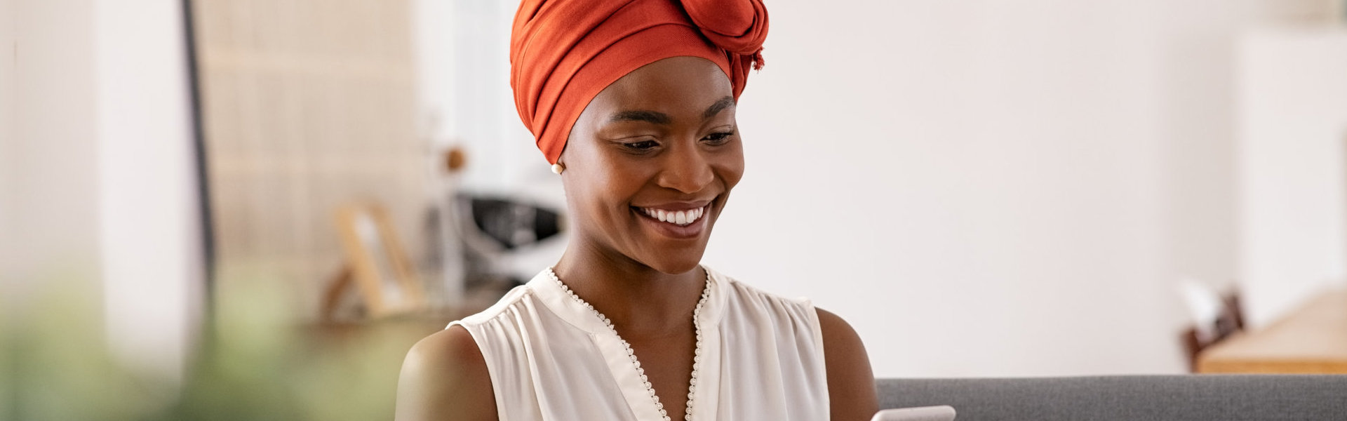 smiling woman using her cellphone